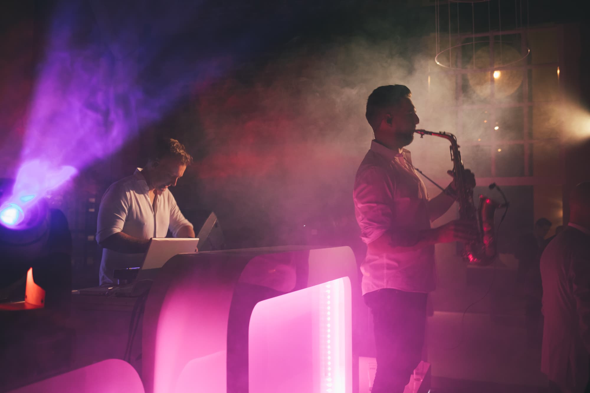 DJ met saxofonist op je bruiloft: waarom deze combi zo populair is